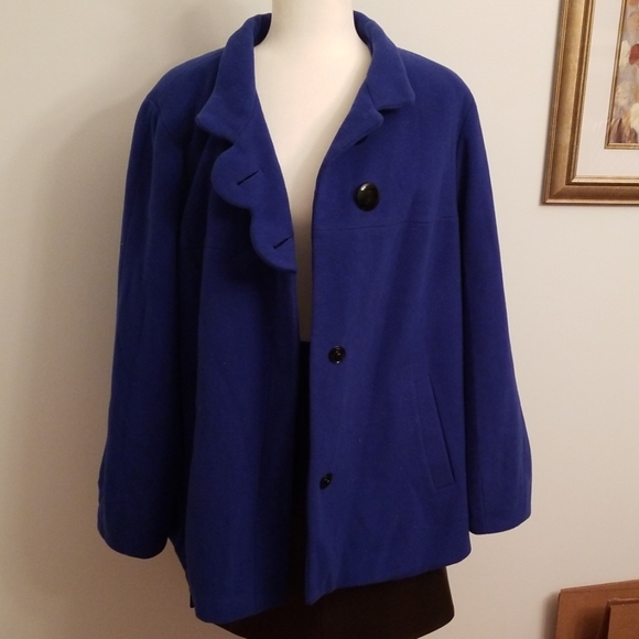 Collection by Gallery Woman Coat - Picture 2 of 6